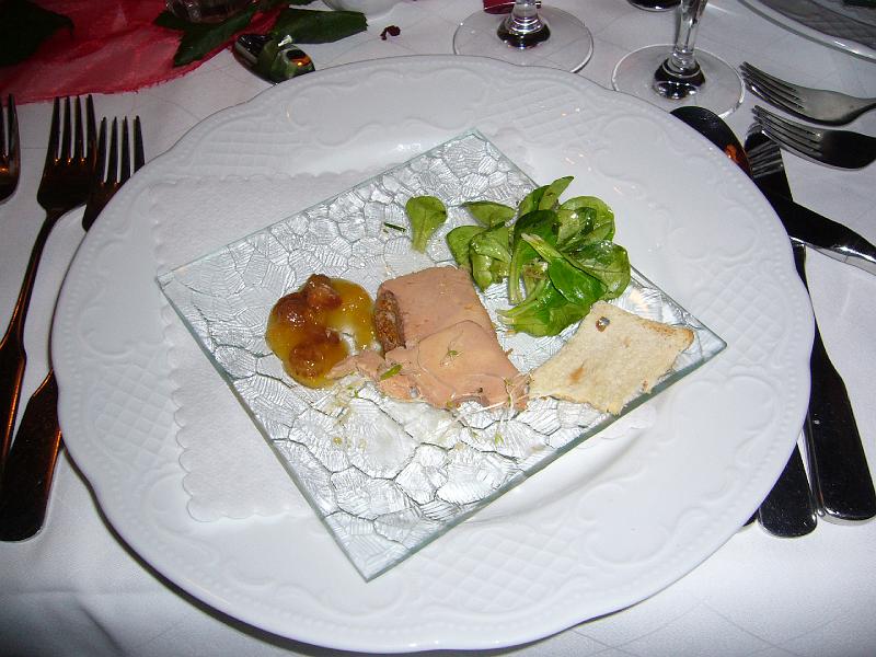 P1030943.JPG - Gänsestopfleberterrine mit Feige an Aprikosen-Rosinenconfit Ackersalatsträußchen und Melbatoast