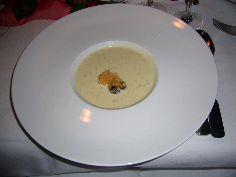P1030947.JPG - Schaumsüppchen von Achatschnecken mit Filoteig-Säckchen und Koriander