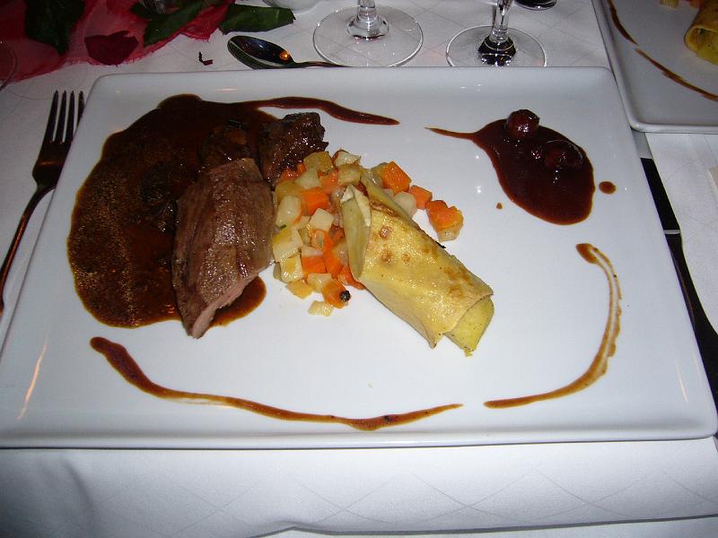 P1030948.JPG - Tranche von rosa gebratenem Hirschrückenfilet an Kirsch-Pfeffersauce mit geschwenktem Wurzelgemüse und getrüffeltem Kartoffel-Crepé